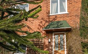 3 Bedroom House - Well Presented - Spacious - Flexible Check In - Free Parking